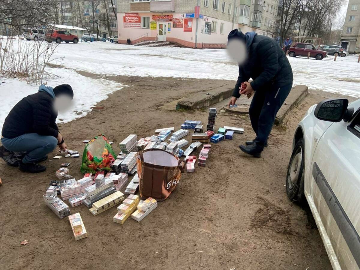 В городе Новозыбкове полицейские задержали 44-летнего иностранца с 988 пачками контрафактных сигарет