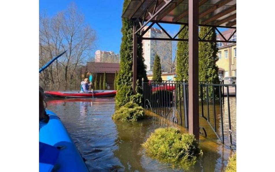 В Брянске Десна затопила гостиничный комплекс «Бристоль»