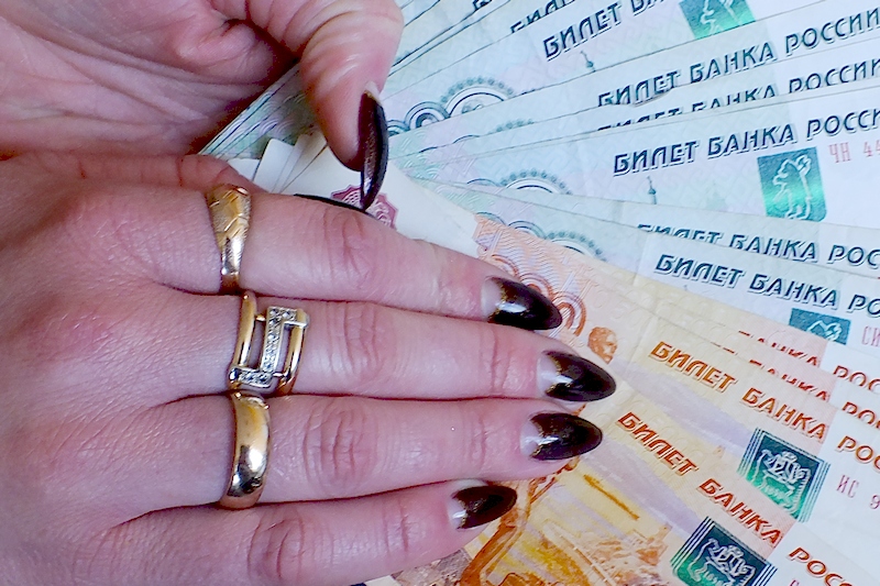 В надежде на быстрый заработок жительница Брянской области отдала мошеннику 2,4 млн рублей