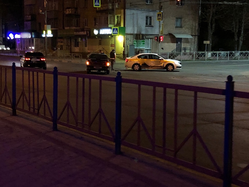В Брянске на Никитина легковушка и такси попали в ДТП