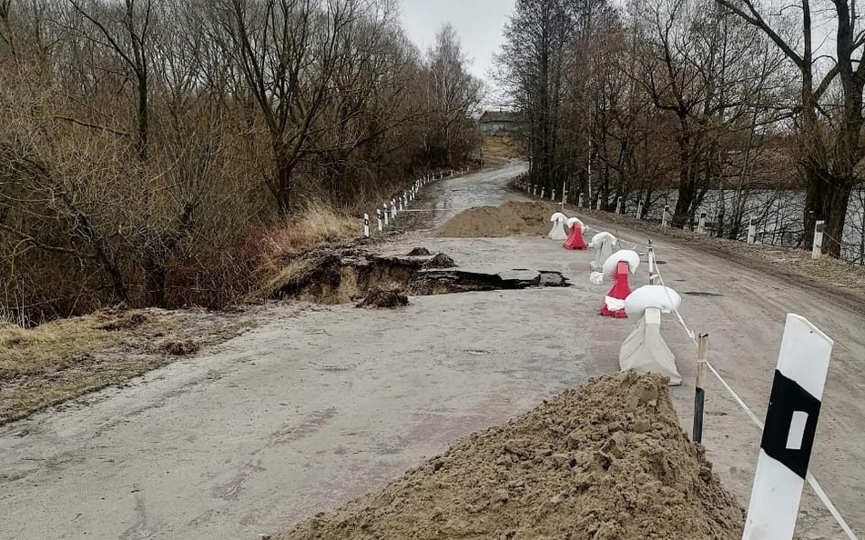 Из-за паводка под Жирятино разрушилась автодорога