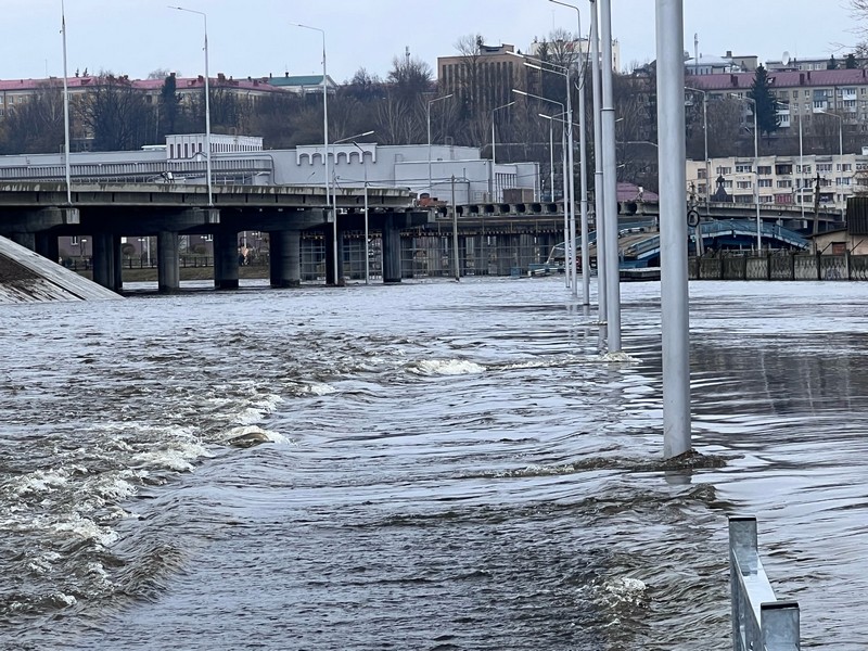 Брянцам показали эффектные фотографии паводка возле Славянского моста