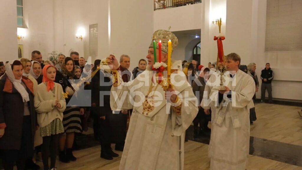 В брянских Клинцах в Богоявленском кафедральном собор состоялось пасхальное богослужение