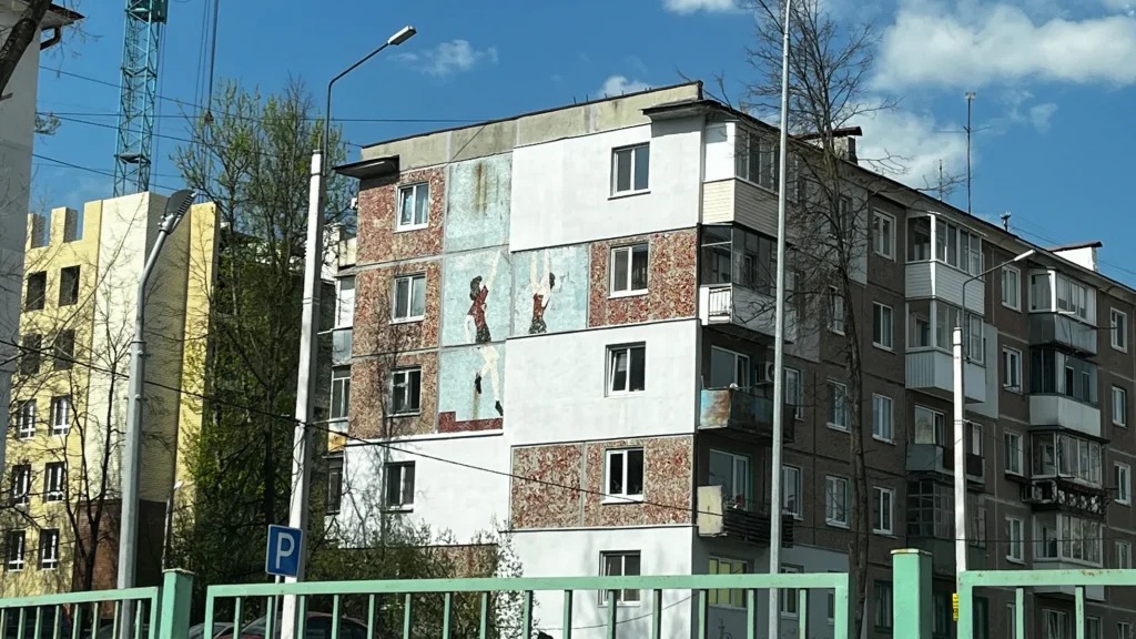 Замерзающие жители Брянска замуровали девушек-баскетболисток в бетон