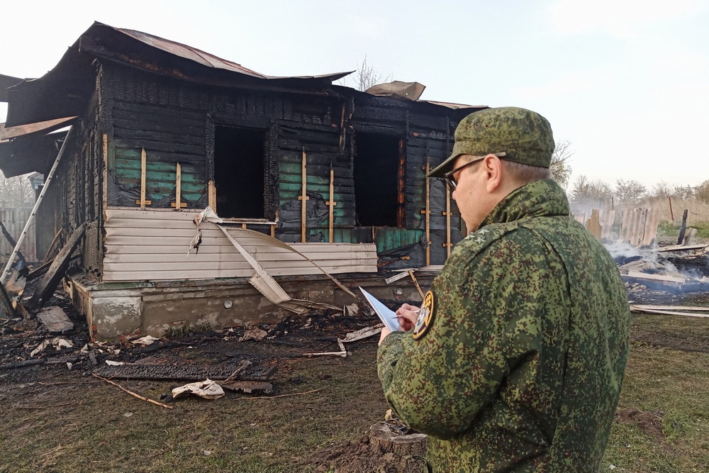 Под Карачевом сняли на видео сгоревший дом, в котором погибли три ребенка