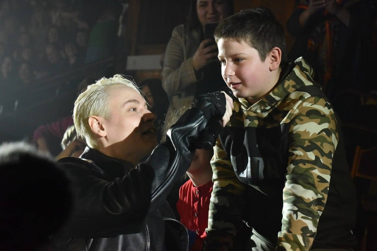 Раненный диверсантами 10-летний брянец Федор Симоненко снялся в клипе SHAMAN’a