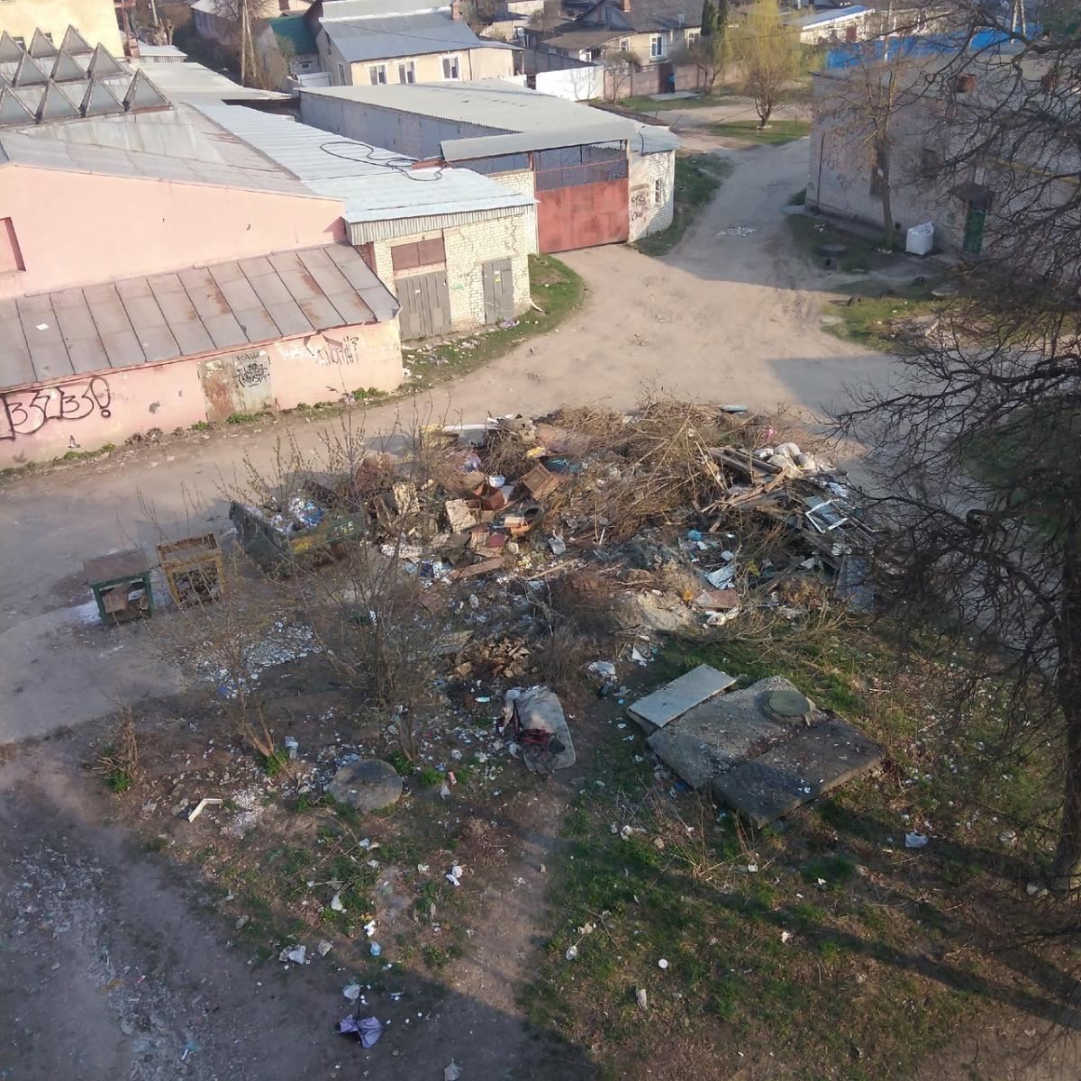 Жители города Брянска пожаловались на огромную мусорную свалку на Ново-Советской