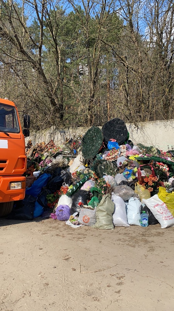 С брянских кладбищ в канун Пасхи вывезли 79 грузовиков с мусором