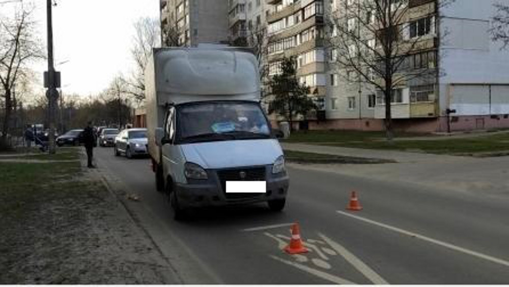 В Бежицком районе Брянска на Орловской грузовой фургон сбил выбежавшего на дорогу 7-летнего мальчика