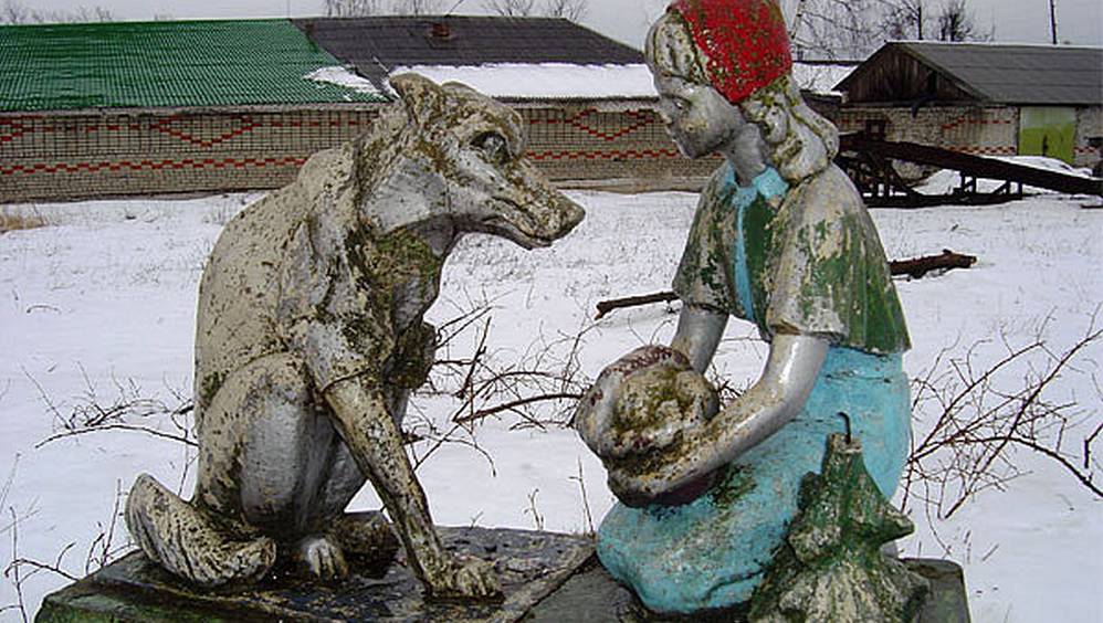 В Суземке местный житель сберег и восстановил послевоенные скульптуры из любимого парка