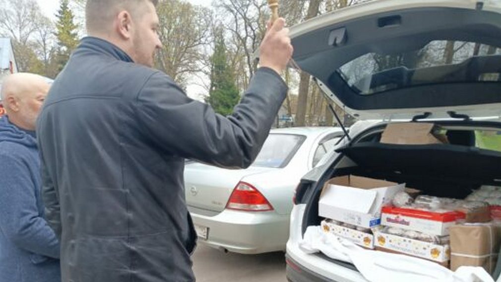 Жители Трубчевского района Брянщины передали пасхальные подарки военнослужащим