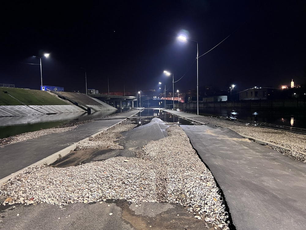 Подрядчик за свой счет отремонтирует размытый тротуар у Славянского моста