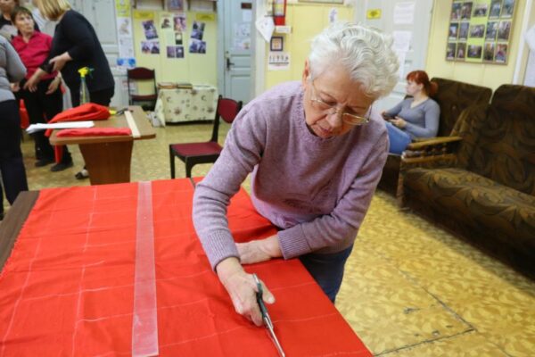 В брянских Клинцах местные жители шьют повязки «свой-чужой» для участников СВО
