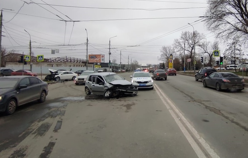 В Бежицком районе Брянска на Литейной в результате серьезного ДТП госпитализирован водитель