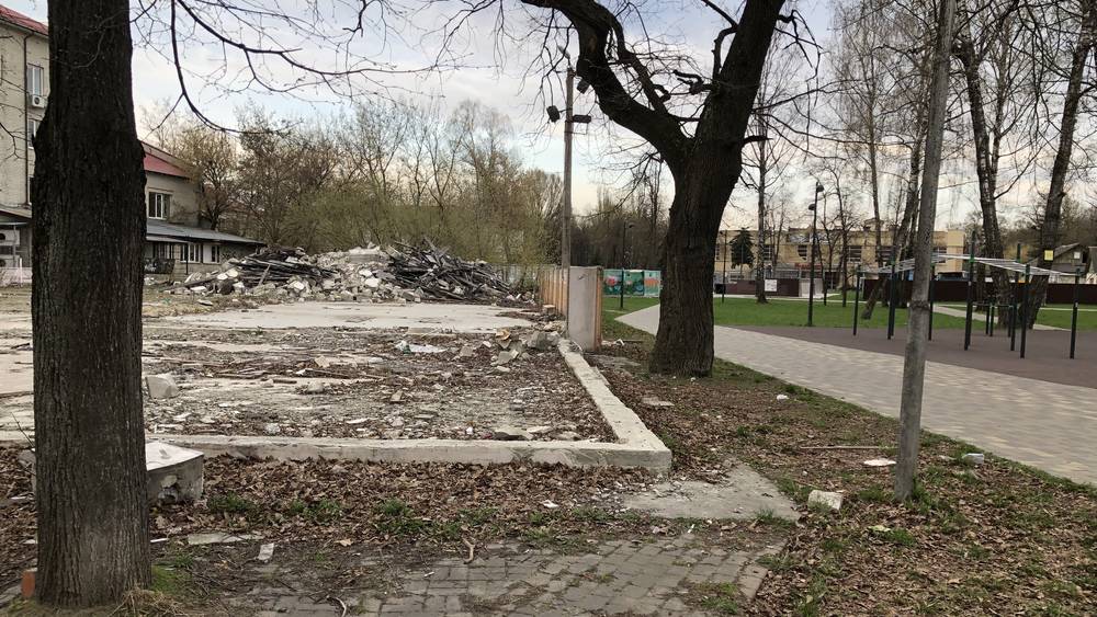 В Брянске Майский парк так и не очистили от обломков кафе Коломейцева «Гранат»