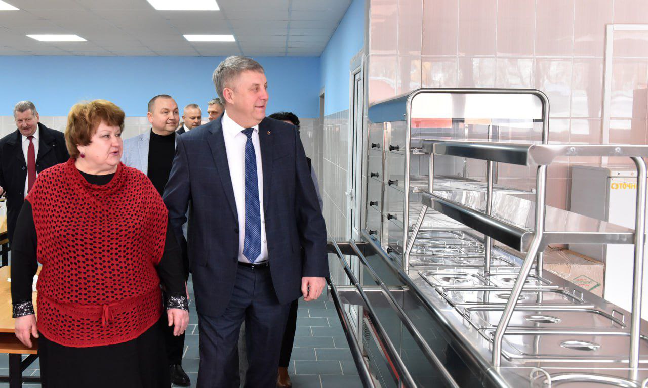 Губернатор Брянской области Александр Богомаз посетил отремонтированную школу №60