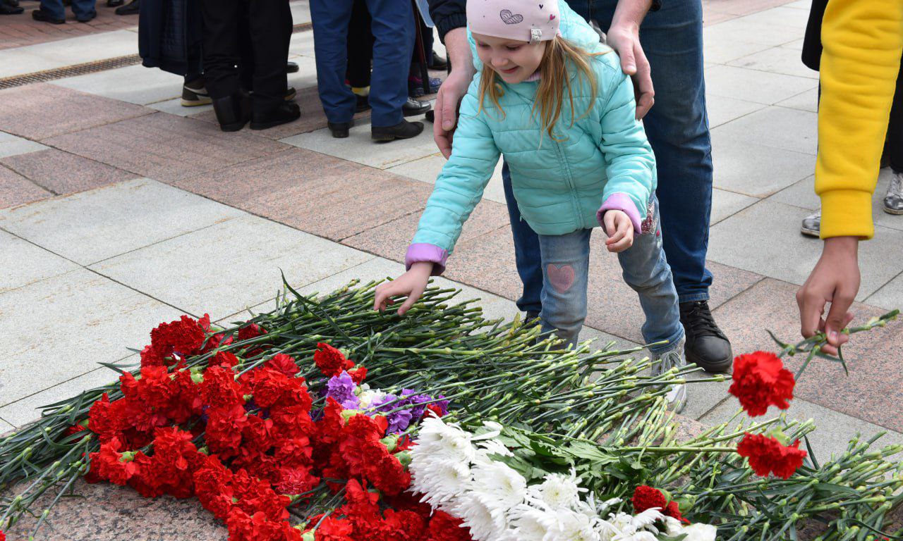 В Брянске возложили цветы к памятнику Юрию Гагарину в честь Дня космонавтики