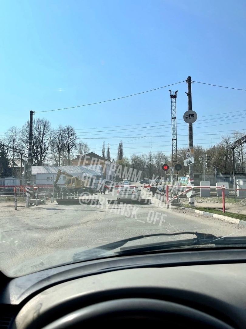 На железнодорожном переезде в Бежице автомобиль повис на защитном барьре
