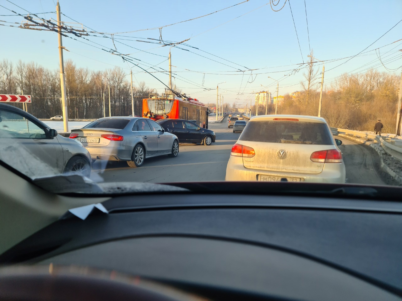 В Брянске на кольце в аварию попал новый красный троллейбус