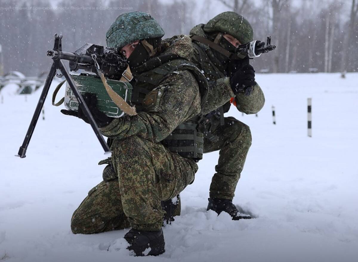 В Брянске военнослужащие России провели занятия по работе с пулеметными расчетами
