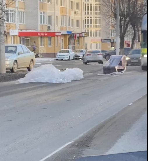 Опасная преграда: в Брянске на проезжей части оказался диван