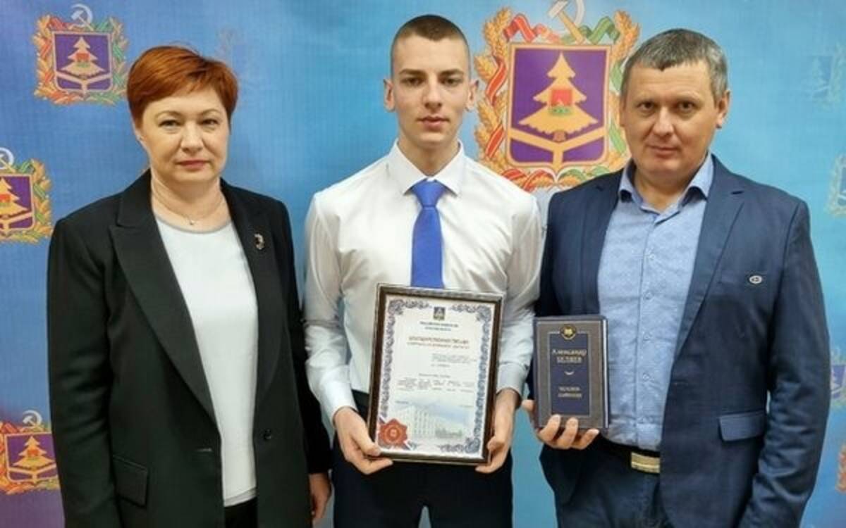 Лучшие брянские школьники и студенты получили премию губернатора
