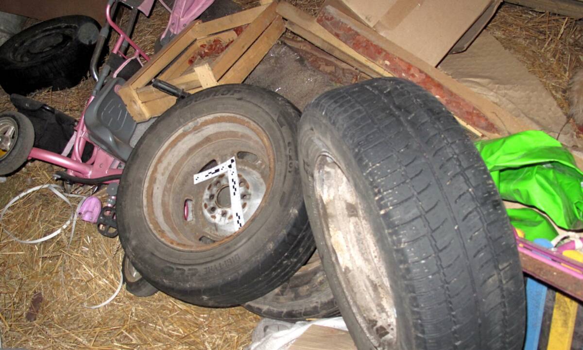 В Жуковском районе трое парней по ошибке украли у 27-летней девушки колеса от автомобиля