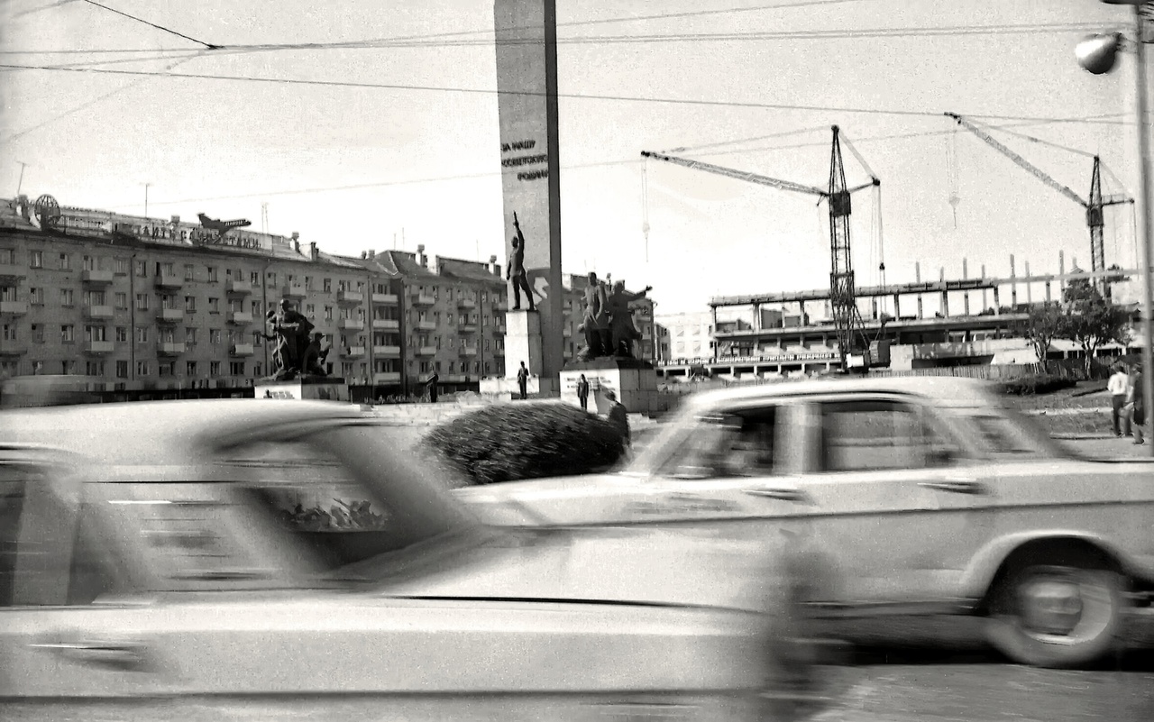 Жителям Брянской области показали  фотографию площади Партизан 1982 года