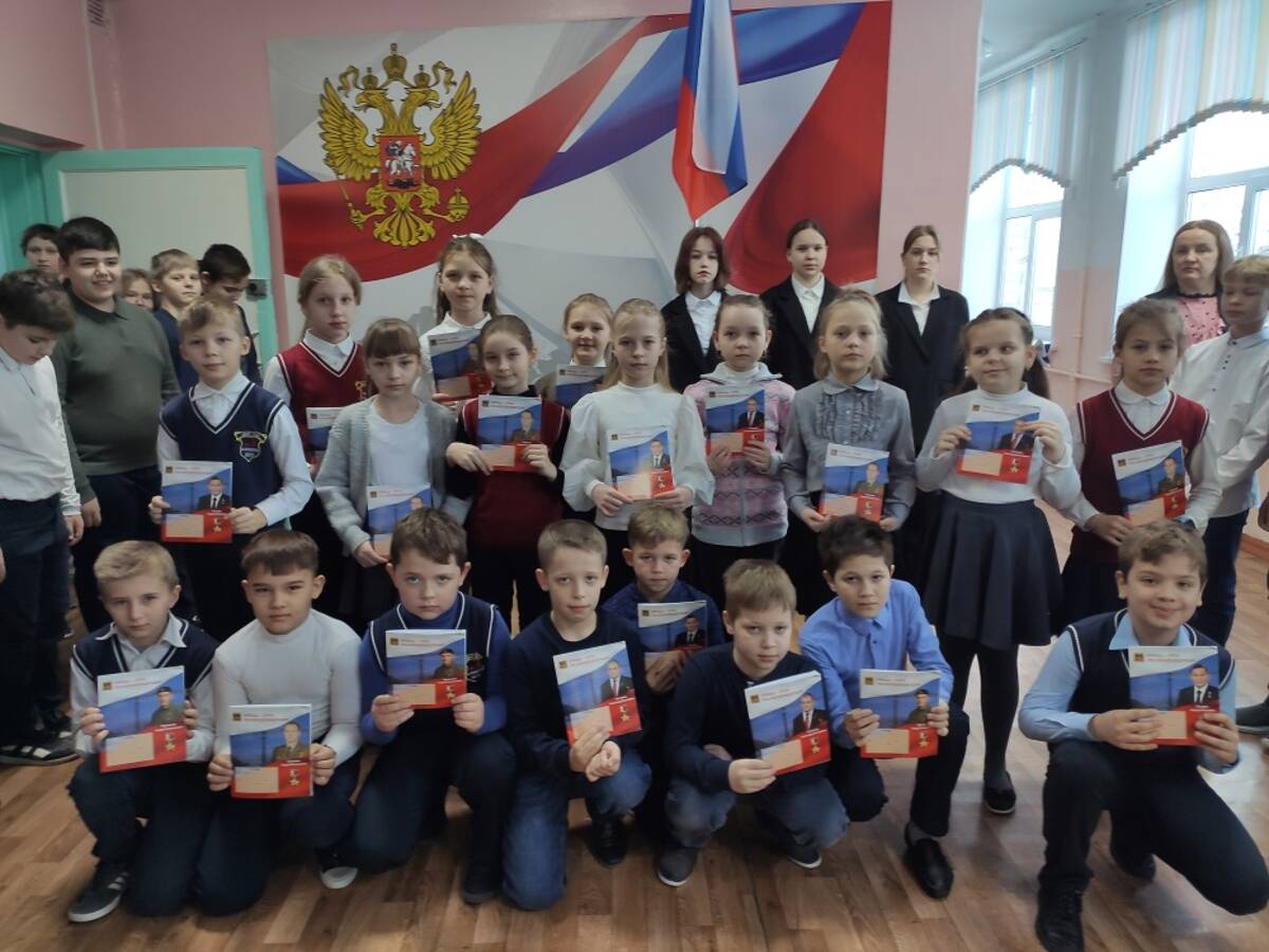 Школьники Брасовского района Брянщины получили тетради с изображением Героев России