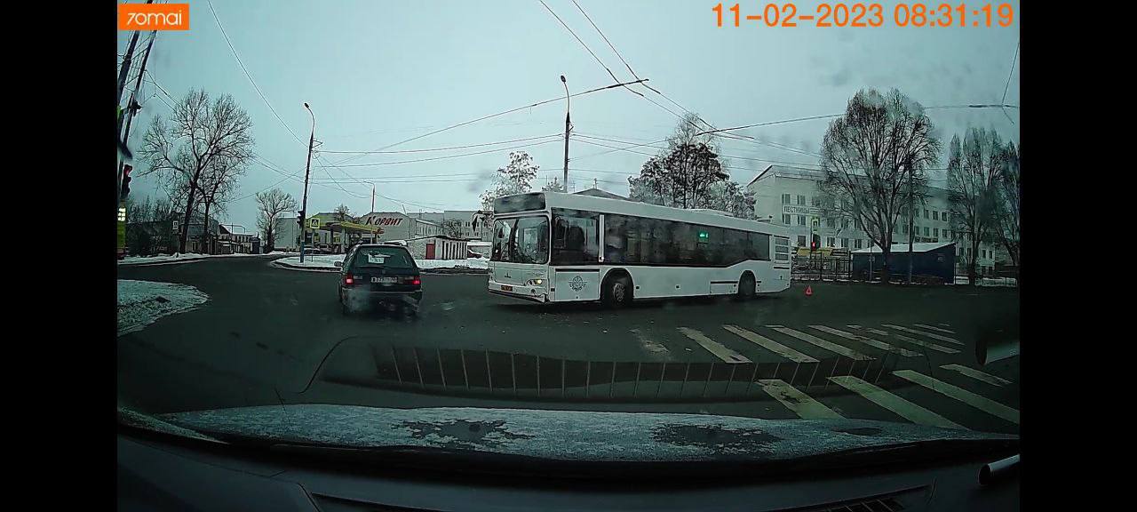 В Бежицком районе Брянска на перекрестке Hyundai протаранил автобус
