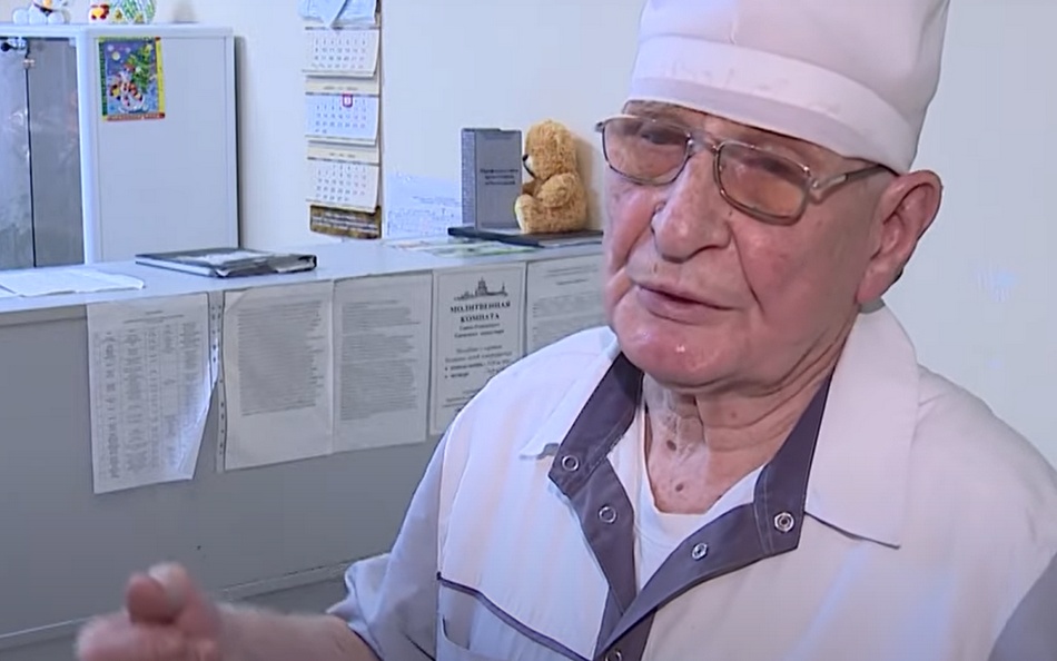 Брянский детский хирург Владимир Асташкин отметил свое 90-летие за работой