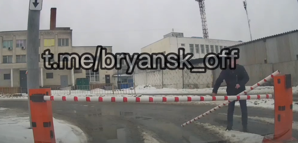 У вокзала Брянск-Орловский мужчина поломал шлагбаум на платной парковке
