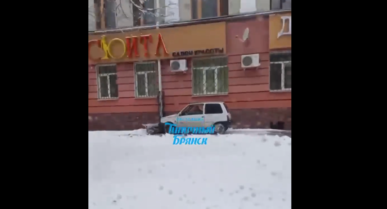 Житель Брянска в Бежицком районе вышел на борьбу со снегом на своей Оке