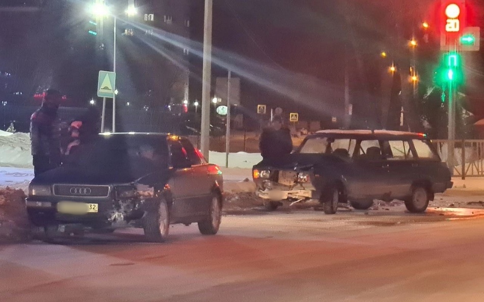 В Брянске две легковушки попали в ДТП возле Соснового Бора