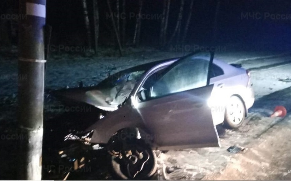 В Дубровском районе спасателям пришлось вырезать пострадавшего из машины