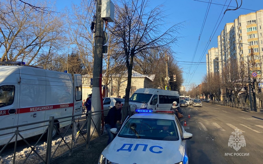 Автомобилист госпитализирован после столкновения с маршруткой в Брянске