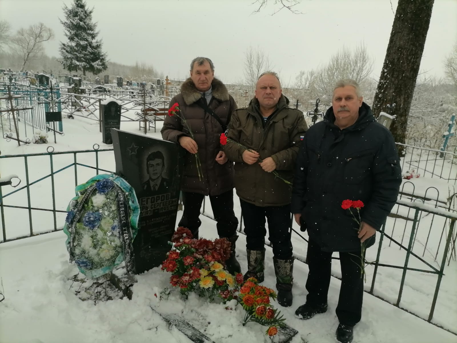 Брянские ветераны войск Росгвардии почтили память погибшего при зачистке Грозного сослуживца