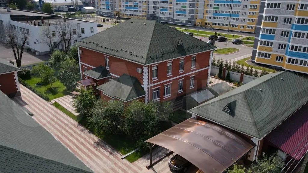 В Советском районе Брянска выставили на продажу особняк, окруженный многоэтажками, за 310 млн рублей