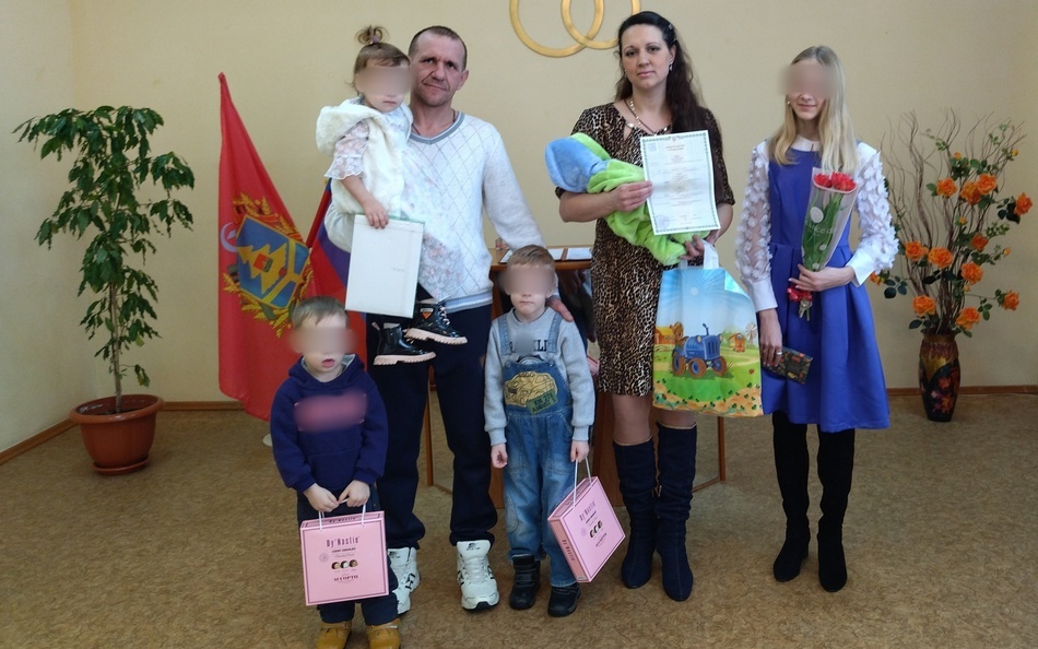 Семью Годуновых из Унечи поздравили с рождением пятого ребенка