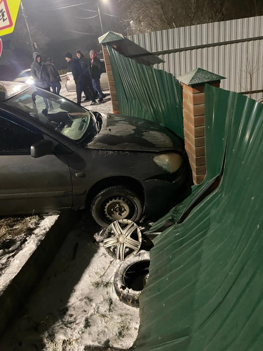 На улице Делегатской в Брянске автомобиль с молодым человеком за рулем влетел в забор