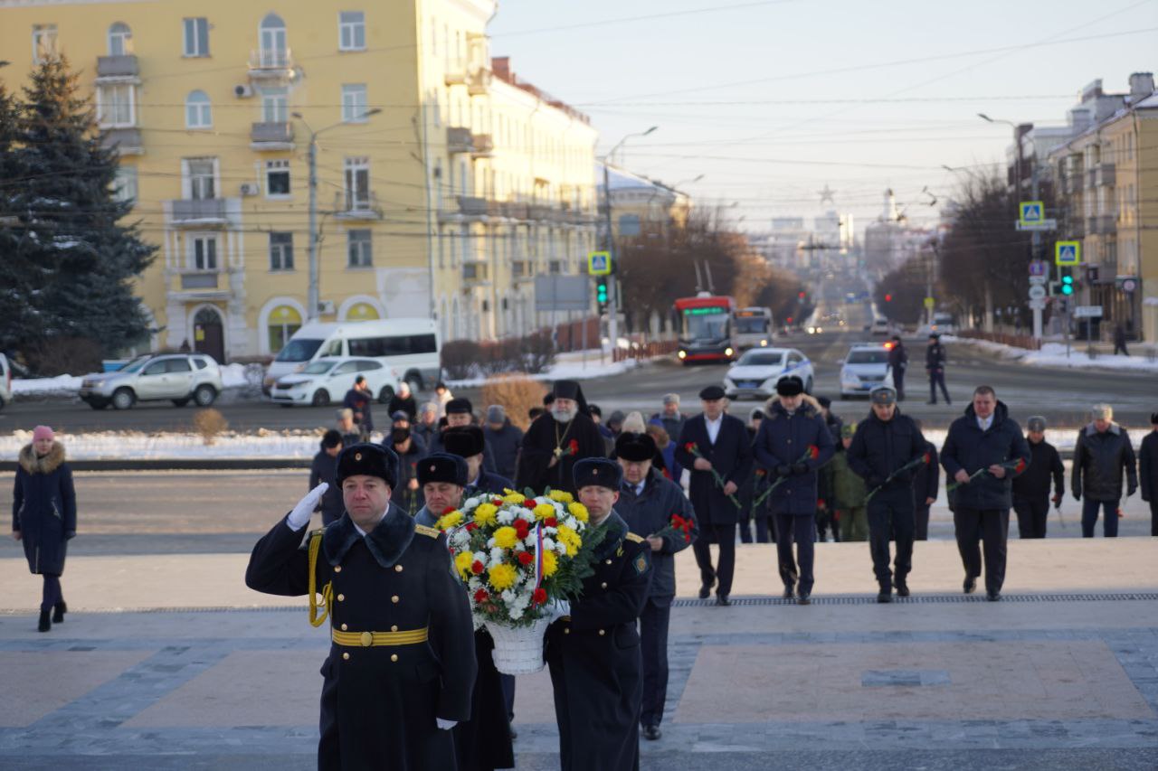 В Брянске в День защитника Отечества возложили цветы к Вечному огню на площади Партизан