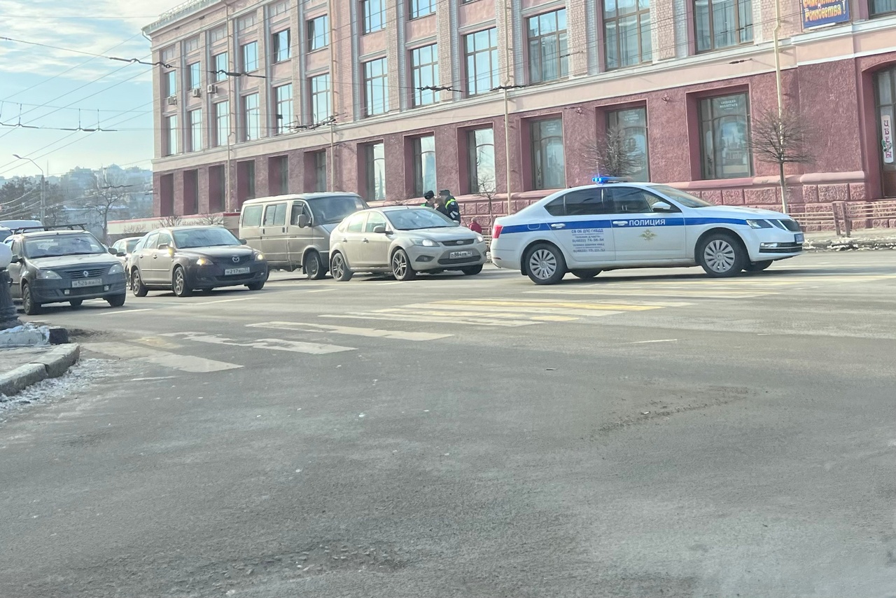 В Брянске возле ЦУМа столкнулись «Соболь» и Ford