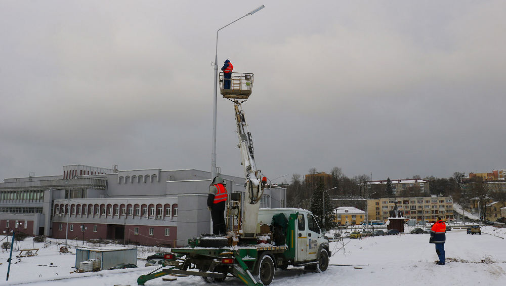 На строящемся Славянском мосту на набережной в Брянске специалисты начали монтировать освещение