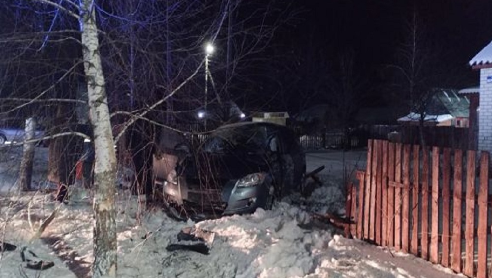 В Навле Брянской области иномарка Mazda съехала с дороги и протаранила ограждение возле жилого дома