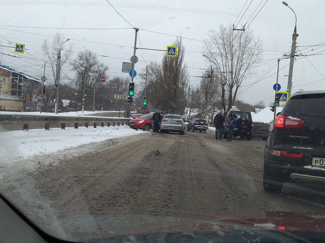 В Брянске на светофоре по улице Калинина произошла массовая авария
