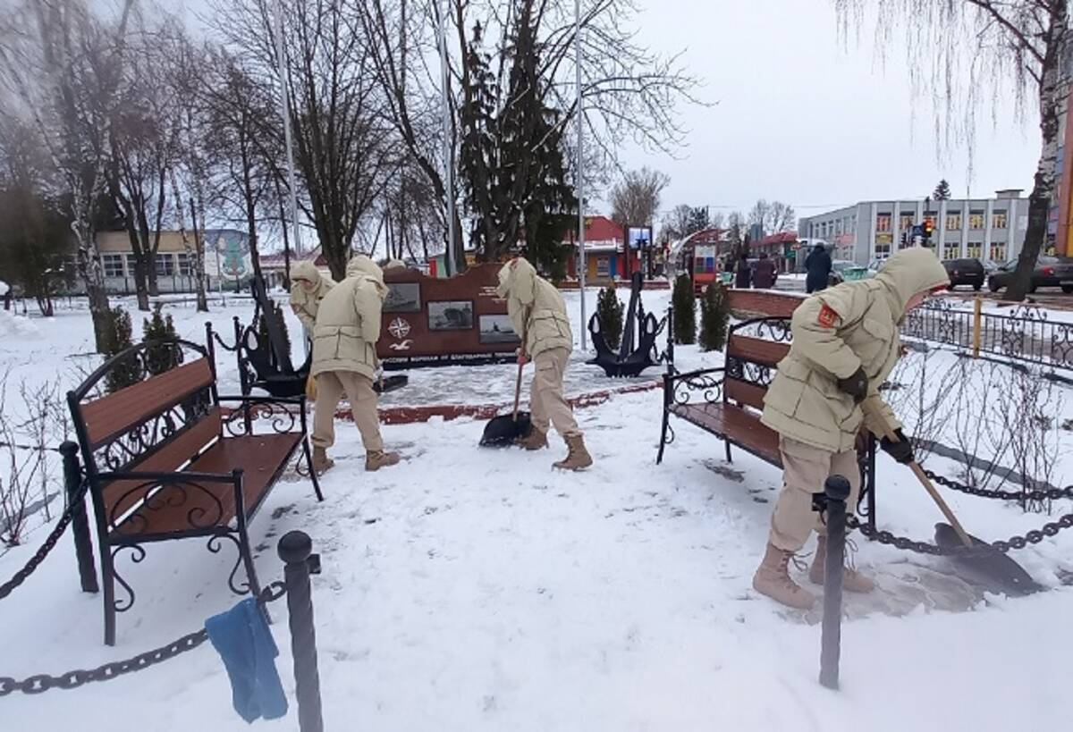 На территории Стародуба Брянской области «Снежный десант» приступил к благоустройству памятников