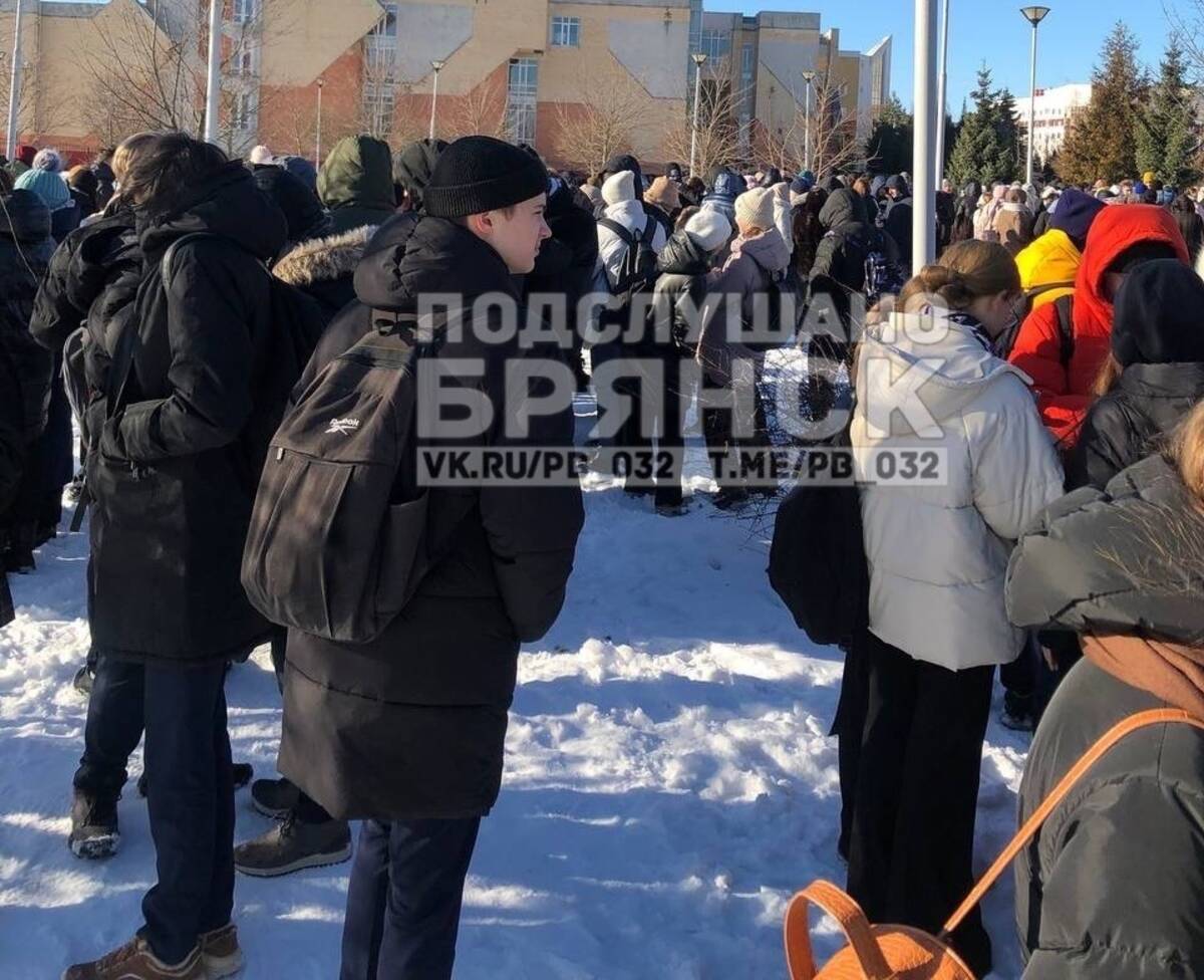 В Брянске утром 15 февраля эвакуировали учеников и педагогов первого лицея