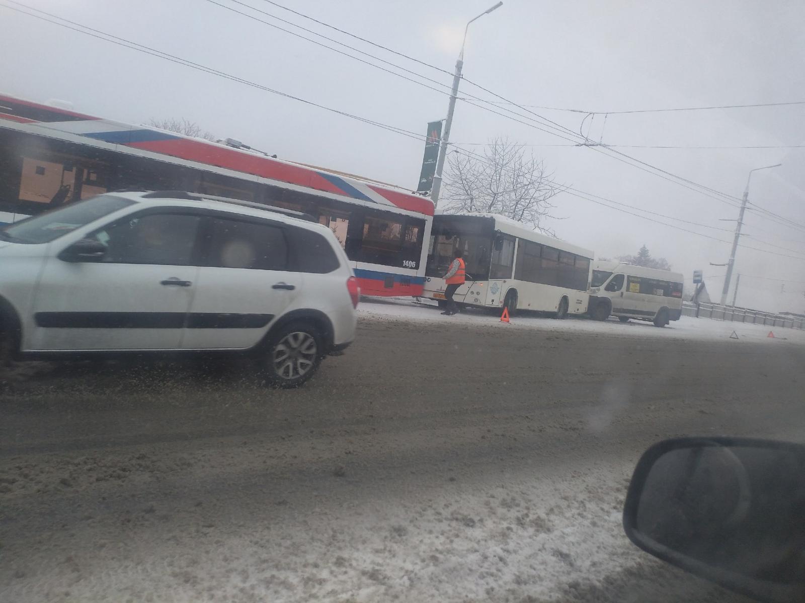 На Городищенской горке в Брянске попал в крупное ДТП новый красный троллейбус «Адмирал»