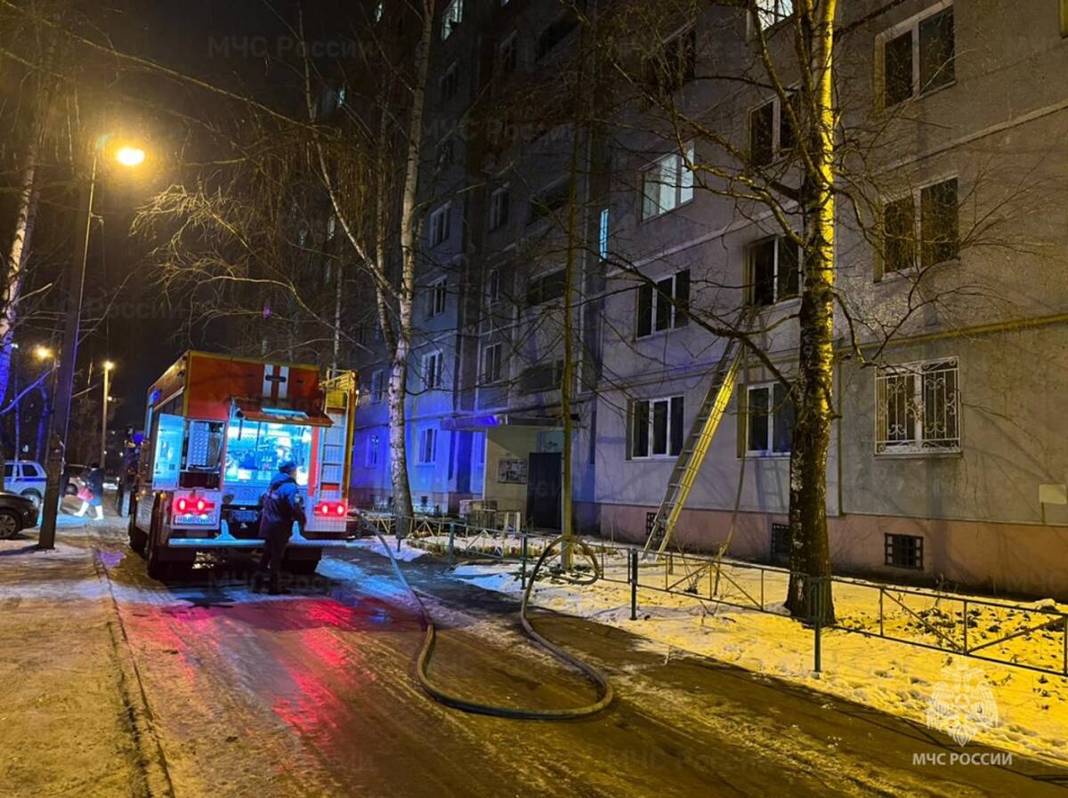 В Брянске загорелась квартира в пятиэтажке на Фосфоритной, спасатели эвакуировали 32 человека