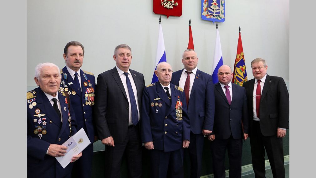 Глава Брянской области Богомаз поздравил работников и ветеранов гражданской авиации